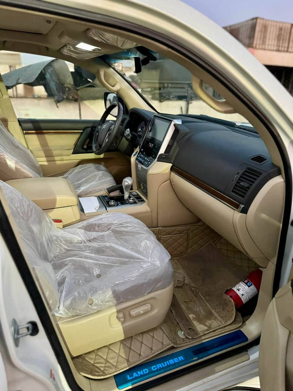 للبيع لاندكروز  2017 فطيم اصلي
رقم بغداد بأسمي مشروع وطني  رقم الدولي 

الموصفات................ 🤍
1-بصمه تشغيل
2-بصمه ابواب
3-فتحه سلايت
4-كشنات جلد
5-كشن كهرباء ثلاث حركات
6-زراكات
7-مري شفط
8-اشاير بالمري
9-تحكمات ستيرن كامله
10-مثبت سرعه
11-سبعه راكب
12-ثلاث قطع تبريد
13-مطفايه حريق
14-محرك v6
15-ايرباك8
16-حساس امامي
17-حساس خلفي
18- 3شاشات 
19- 4 كامرات 

 سياره فول مواصفات وباقي مواصفات الفطيم معروفة 

مكفولة عدا  بيه باردا بسيطه .
سيارة نضيفة جدا 

الاستفسار ***********
