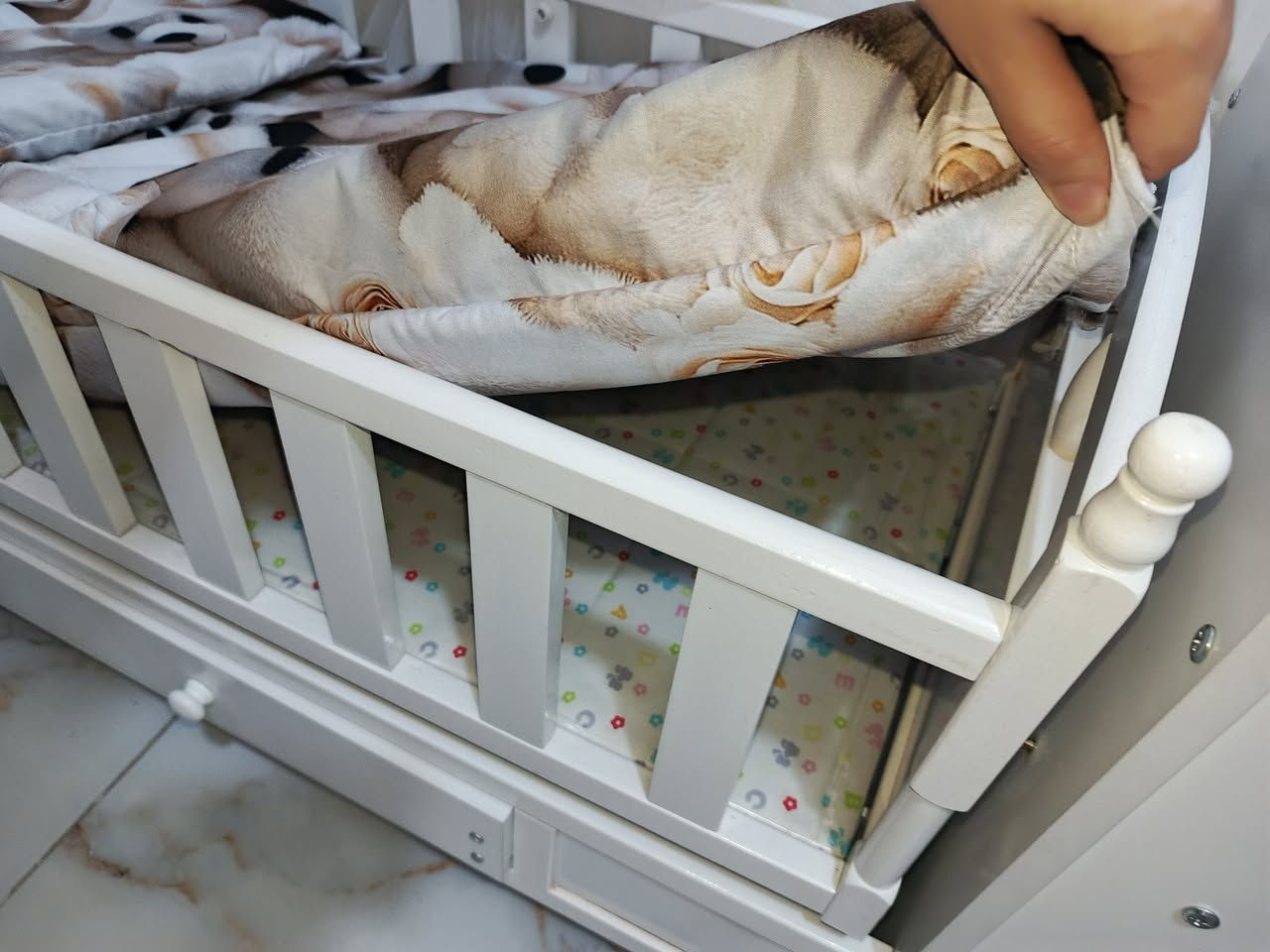 بنات عندي سرير ابني استخدمته 5اشهر واريد ابيعه مابي ولاعيب لان بس عله ايدي فبعده جديد كلش قياسه 50×100سم وياه لدوشك ومخده بعده بجيسه لدوشك


**إذا كنت صاحب هذا الإعلان وتريد حذفه لأي سبب، رجاءا أرسل رسالة إلى الدعم الفني**