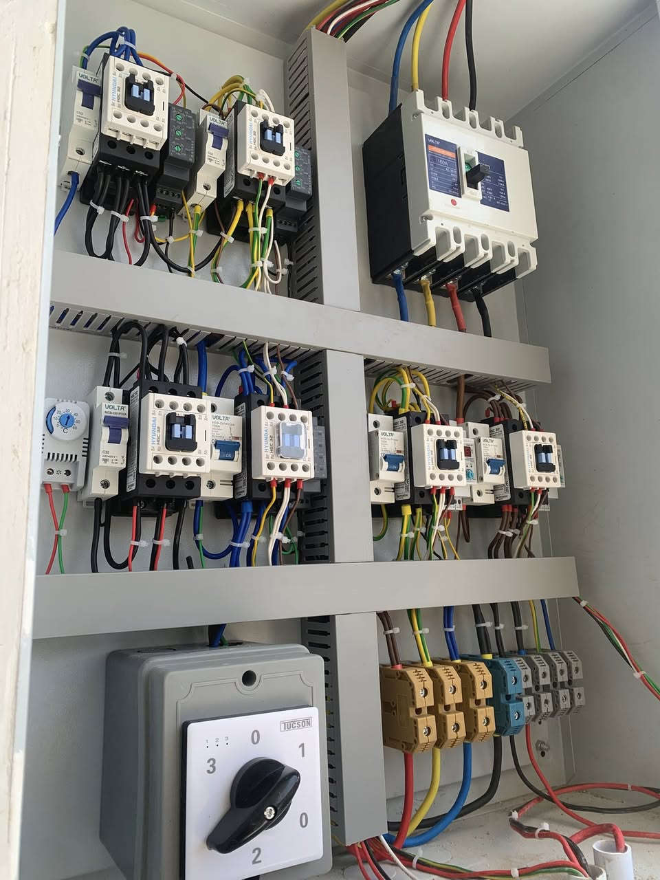 السلام عليكم
كهربائي متفرغ للعمل داخل الناصرية ***********
