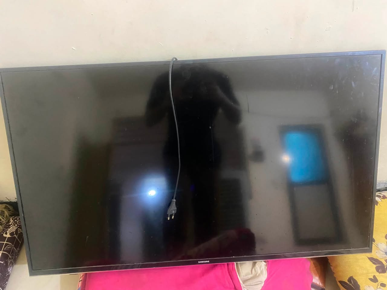 بلازما للبيع السعر ٨٥ الف دينا جديده ما بيها شي بس اكو بيها خط زغير ما مئثر عليها ابد أنارتها قويه صورتها واضحه 
لشراي يتواصل وياي واتساب على هذا الرقم *********** مكان الشاشه بغداد البياع شارع ٢٠
