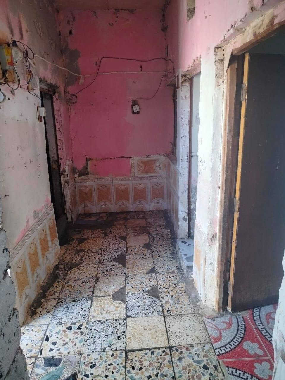 بيت حواسم للبيع الموقع حي الحسين الجديد شارع الادات بيه كيزر جديد وماطور ومقطوره وكهرباء وامبير ومغسله كامل 6 ونص وبي مجال قليل الرقم *********** غير معوض*
