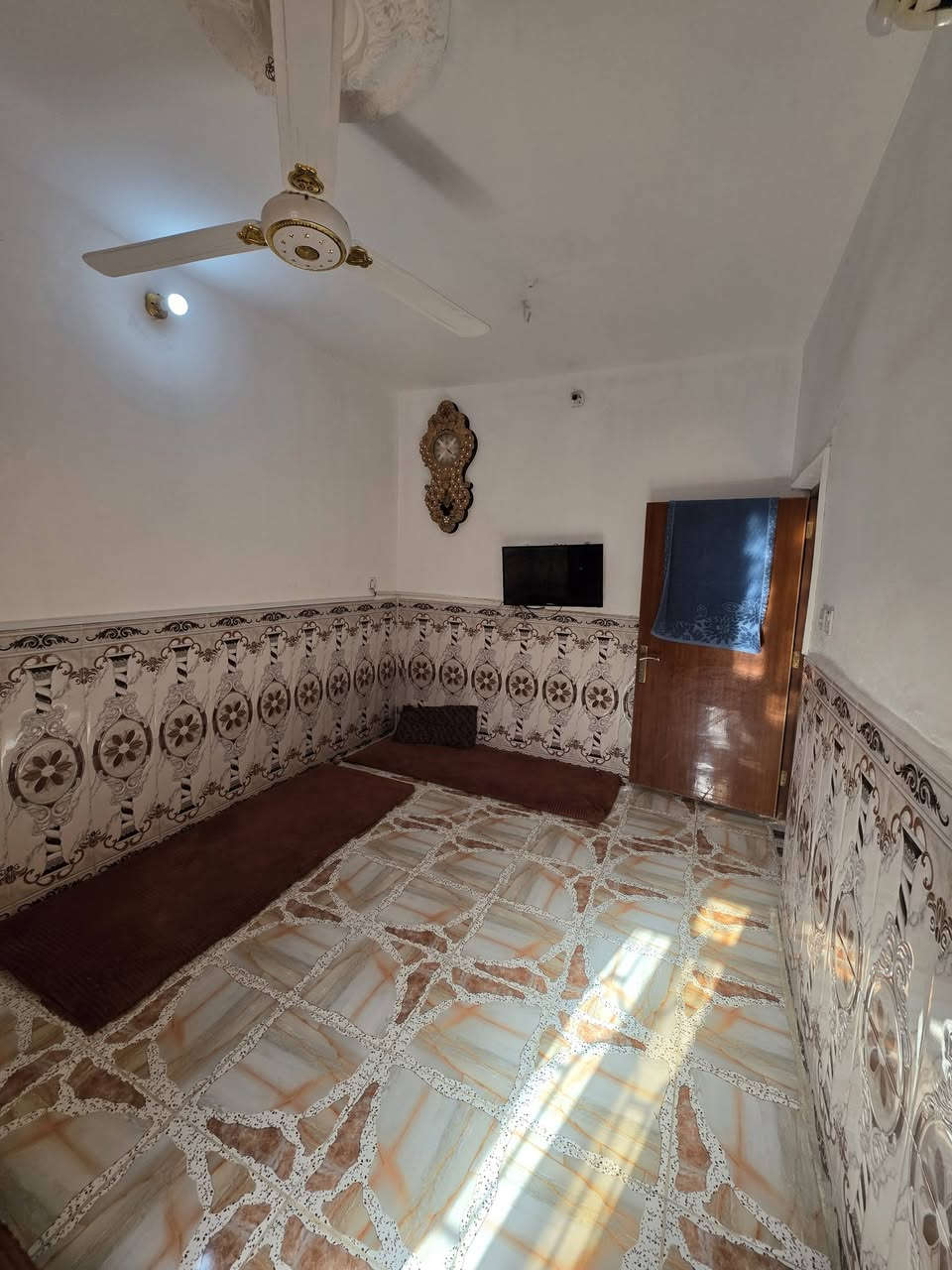 ♤ مشتمل للبيع  صب مسلح ♤🏠
💢¤طابو   ملك صرف ¤💢 
بناء حديث وشغل درجة أولى 
٢ غرفه نوم وصاله واستقبال ومطبخ ومجمع صحيات داخلي وخارجي 
الموقع  المحاويل  حي ابو سديره
المساحة 》👈》100 متر ركن على اربعه شوارع 
واجه 》👈》10 متر 
نزال 》👈》10 متر 
عرض الشارع 》👈》10متر 
السعر 》》48 مليون بيع مستعجل 
للاستفسار اكثر الاتصال على الارقام التاليه 📞📞
***********  - ***********
او زياره مكتب  المحامي العقاري علي راجي العلواني
