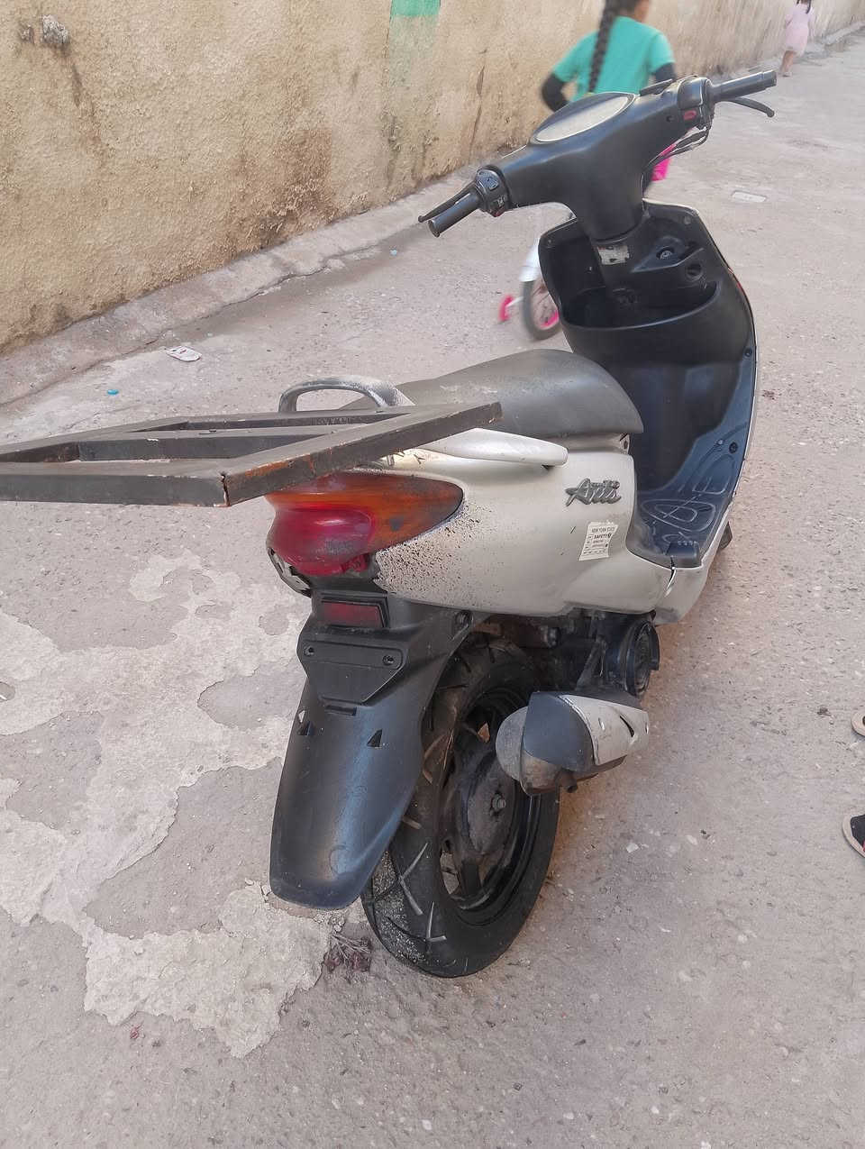 سلام عليكم دراجه اكزز للبيع كلشي مناقصها بدلت الاكسل قبل يومين  سلف هندر عداد بانزين صندوق قفل ستيرن دراجه مامتعوبه مال بيت سعرها 350 وبيها مجال حك الجيه عنواني ابو الخصيب دورة ام زباله رقم ***********
