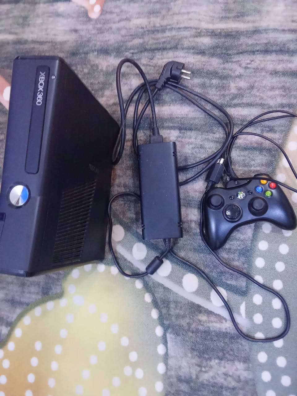 إكس بوكس 360 كامل ملحقات يده اصليه هارد 200 لعبه من اقوه الألعاب او اهم شي بيه جي تي اي 5 او بيس 2018 او بعد هواي العاب حربيات مكان ناصريه السعر 125 مركز رقمي ***********
