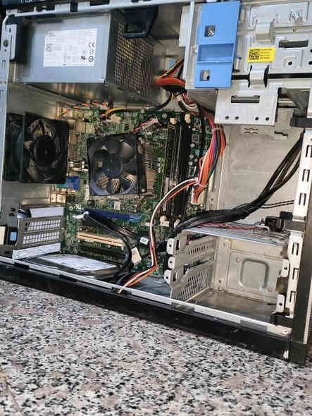 شكد يسوه) سلام عليكم كيس دل للبيع وندوز 10 (مع ماوس وكيبورد وشاشه) 
موصفات المعالج i5 جيل الثالث
الرام 4 
الهارد 500 
مكاني بغداد الاسكان ***********
