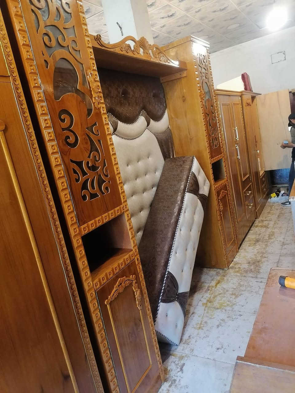 غرفه 5 باب ملحق نقش زان معرض ابو حسن حي السكر مقابل ساحه غاز السكر ت *********** سعر خاص جدا 700
