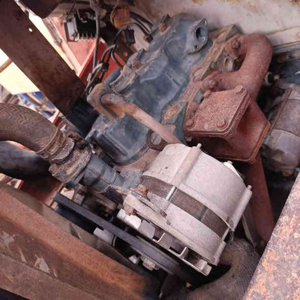 السلام عليكم كابوته للبيع موديل ٩٠  مكينه نضيفه ٣بستم مكان صلاح الدين بلد ملحقات كيله ورفاسه وفيدان ورا المكينه نضيفه سعره ١٠ مليون أو بيهه مجال استفسار أكثر اتصل ***********
