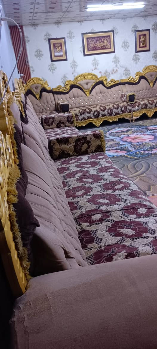 ديوان ملكي 27 مقعد نضيف اي ضرر مابي تسكام درجه اولى السعر 900 وبي مجال المكان بغداد ***********
