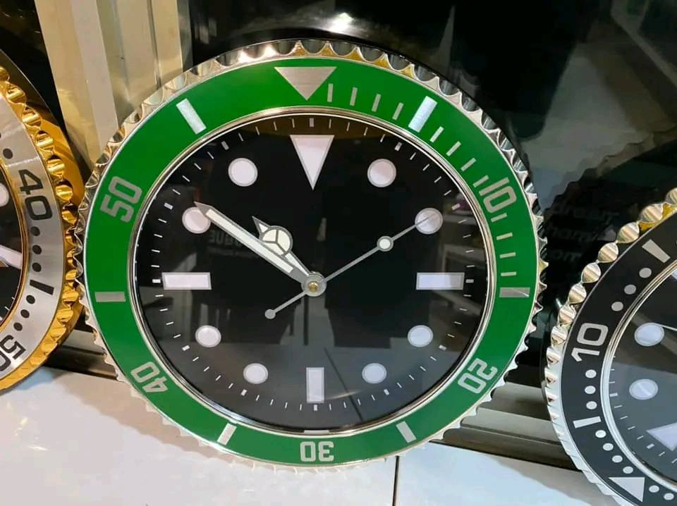 الف رحمه على  روح امه وابوه الي يعلقلي مصدر رزقي الوحيد ⌚
 ساعة جدارية فخمة بتصميم مستوحى من أشهر ساعات العالم.

شكلها يعطي إحساس ساعة يد عملاقة على الحائط.

حركة هادئة بدون صوت مزعج.

مناسبة للبيت، المكتب، الكافيه أو حتى غرفة الألعاب.

قطعة ديكور تلفت الانتباه فوراً.

اختيار مثالي لعشاق الساعات الكلاسيكية.

يوجد خدمة توصيل لجميع المحافظات بغداد, العراق


**إذا كنت صاحب هذا الإعلان وتريد حذفه لأي سبب، رجاءا أرسل رسالة إلى الدعم الفني**