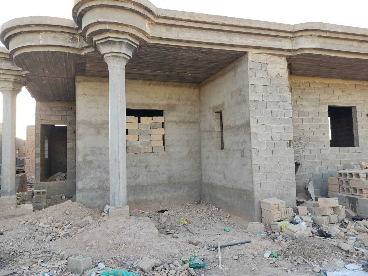 السلام عليكم ورحمة الله وبركاته 
متوفر بيت للبيع 
#الموقع/ القائم حصيبة/ حي غزة خلف الإذاعة مباشرة ( المتنزه الجديد ) موقع #ممتاز / بداية السكن بركن الإذاعة البراني / شارع سايدين قيد الانشاء كما موضح بالفيديو والصور بالتعليقات 
#التفاصيل/ بيت هيكل مصبوب #ركن_ع_شارعين/ بناء بلوك بناء حديث 2023 اساس ورباطات دنگ وشناجات ..
يتكون من [ كليدور وديوانيه وهول وغرفتين نوم وصاله ومطبخ حار بارد ومكان للصحيات ومساحة كراج امام المنزل]
#موضح_بفيديو_بالتعليقات
#المساحة/ ( ٤٥٠ الى 500 متر² تقريبآ ) 
#السعر/ #ب28_مليون وبي مجال عمله  بسيط
#ملاحظة
♦ يرهم نقد او دفعات حسب الاتفاق
للشراء راسلني او اتصل بـ *********** 
ومتوفر واتساب أيضاً للاستفسار والاتصال ☑️
