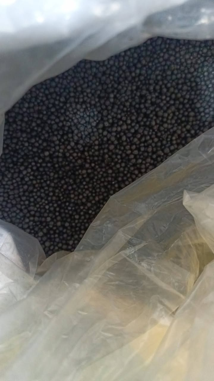 متوفر سماد عضوي حبيبي متكامل
جميع العناصر الكبرى والصغرى واحماض الهيومك والفولفك والامينية 
 يحتوي على NPK + هيومك + أحماض أمينية (Organic NPK Humic Amino Granular Fertilizer)، وهو من الأسمدة الحديثة الممتازة لتحسين التربة وزيادة الإنتاج 🌱�👇
اشتركو في كروبنا اسمه ( تجهيزات ازرع) متخصص في عرض جميع البذور والاسمدة والمبيدات المحلية والمستوردة

🌿 ما هو هذا السماد؟
سماد عضوي متكامل على شكل حبيبات يحتوي على:
NPK (النيتروجين – الفوسفور – البوتاسيوم): لتغذية النبات الأساسية
حمض الهيومك والفولفيك: لتحسين التربة وزيادة الامتصاص
أحماض أمينية: لتنشيط النمو ومقاومة الإجهاد
✅ الفوائد الرئيسية:
✔️ يزيد نمو الجذور بشكل قوي وسريع
✔️ يحسن امتصاص العناصر الغذائية من التربة
✔️ يزيد الإنتاج (كمية وحجم الثمار)
✔️ يحسن بنية التربة ويجعلها مفككة وجيدة التهوية
✔️ يقلل تأثير الملوحة والإجهاد الحراري
✔️ مناسب لجميع المحاصيل (خضروات، أشجار، أعلاف)
🌾 هل ينفع للأراضي المالحة؟
✔️ نعم ممتاز للأراضي المالحة لأنه:
يحتوي على هيومك أسيد الذي يساعد على:
تفكيك الأملاح في التربة
تحسين التهوية والصرف
تقليل تأثير الصوديوم الضار
يساعد الجذور على النمو حتى في التربة المتعبة
📌 لكن ملاحظة مهمة: يفضل استخدامه مع غسل التربة (ري غزير) للحصول على أفضل نتيجة.
📏 طريقة الاستخدام:
🔹 للخضروات (بصل، طماطة، خيار، باميا...):
25 – 50 كغم للدونم
يخلط مع التربة قبل الزراعة أو يوضع على خطوط الزراعة
🔹 للأشجار (نخيل، فواكه):
0.5 – 1 كغم لكل شجرة حسب العمر
يوضع حول الجذور ويُسقى مباشرة
🔹 للمحاصيل الحقلية (حنطة، شعير، أعلاف):
20 – 40 كغم للدونم
يفضل إضافته قبل الحراثة الأخيرة
⏱️ مواعيد الاستخدام:
قبل الزراعة (أفضل وقت)
أو بعد الإنبات لتعزيز النمو
ممكن استخدامه أكثر من مرة بالموسم
⚠️ ملاحظات مهمة:
يفضل خلطه بالتربة وعدم تركه على السطح
يجب الري بعد الإضافة مباشرة
لا يخلط مع الأسمدة الكيماوية القوية بشكل مباشر بنفس الوقت
💡 نصيحة ذهبية:
إذا كانت الأرض عندك مالحة أو ضعيفة، استخدم:
هذا السماد + جبس زراعي + ري غزير
وستلاحظ فرق واضح في التربة والإنتاج 👍
°°°°°°°°°°°°°°°°°°°°°°°°°°°°°°°°°°°°°°°°°
كيس وزن ٢٥  كيلو
سعر الكيس ٤٢  الف
يوجد حجز وتوصيل لجميع المحافظات
هاتف / ***********
