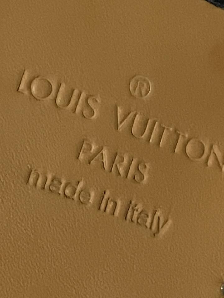 بعد إذن الادمن المحترم
🔥 للبيع حذاء Louis Vuitton أصلي – مقاس 43 🔥

قطعة فاخرة تجسّد معنى الرقي والتميّز، بتصميم أنيق يواكب الذوق الرفيع ويمنحك حضورًا لافتًا في كل إطلالة.

✔ جلد طبيعي بني فاخر بأحزمة مزخرفة ونقشة مميزة

✔ شعار LV الذهبي يمنح الحذاء لمسة فخامة لا تُخطئها العين

✔ تصميم نادر لعشّاق الستايل الكلاسيك العصري

✔ جديد لم يستخدم  بدون علبه 

✨ امتلك الفخامة… وكن مختلفًا


**إذا كنت صاحب هذا الإعلان وتريد حذفه لأي سبب، رجاءا أرسل رسالة إلى الدعم الفني**