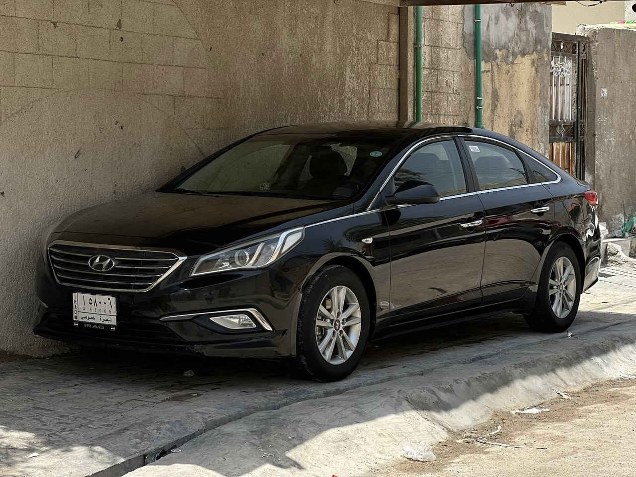 المعلومات الأساسية
• الماركة: (هيونداي)
 • الموديل: (سوناتا)
 • سنة الصنع: (2017)
 • الفئة / الطراز: (نص فل)
 • اللون الخارجي: (أسود)
 • اللون الداخلي: ( اسود مطعم فضي)
 •  الرقم ( بصرة )
 • المالك: (ثاني مالك )

المواصفات الميكانيكية:
 • المحرك:  (4 سلندر 2.0 لتر)
 • نوع الوقود: (بنزين )
 • ناقل الحركة (الكير): (أوتوماتيك )
 • الدفع: (أمامي)
 • عدد الكيلومترات: (لا يوجد) 

المواصفات الداخلية والخارجية:
 • الشاشة: ( تدعم أندرويد/أبل كاربلاي)
 • المقاعد: (جلد )
 • فتحة سقف: (بدون)
 • المكيف: ( قطعتين ثنائي)
 • الأنوار: (LED / زينون)
 • تحتوي صندوق ذكي يفتح عند الاقتراب  ' بصمة ' مري شفط)  
 • عجلات (رنجات): (قياس 16)
 • مواصفات أمان: (ABS، Airbags، مانع انزلاق)

الحالة والصيانة:
 • الحالة العامة: ( جيدة جداً )
 • الفحص: (شاصي وكالة)
 • الإطارات: (جديدة)
 • البطارية: (جديدة )
 • آخر صيانات: (تغيير زيت، فلاتر، دسكات،  شد منضومة تبريدة جديدة ' حدادية امامية جديدة ' عليها ادامة كاملة للمحرك تضمن  جميع الحساسات وجويتر

💰 السعر:
 • السعر المطلوب: ( 138 ورقة و قابل للتفاوض).
 • الموقع: (البصرة / الحيانية ).
 • رقم التواصل: (***********)
