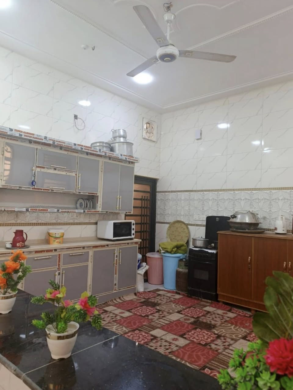 سلام عليكم بيت للبيع مكان التنومه شارع 32
البيت طابقين الطابق الثاني يحتوي ع شقق كل شفه وحد درج خارجي
مساحة البيت 200م بناء حديث انا مشتغله ع ايدي من الاساس 
المنطقه كافة الخدمات ماء مجاري اناره كهرباء شارع 
مقرنص 
البيت يحتوي ع كراج كبير 
البيت بناء الطابق الاول طابوق وبلوك الطابق الثاني وثرمستون
السعر 185وبي مجال ***********
