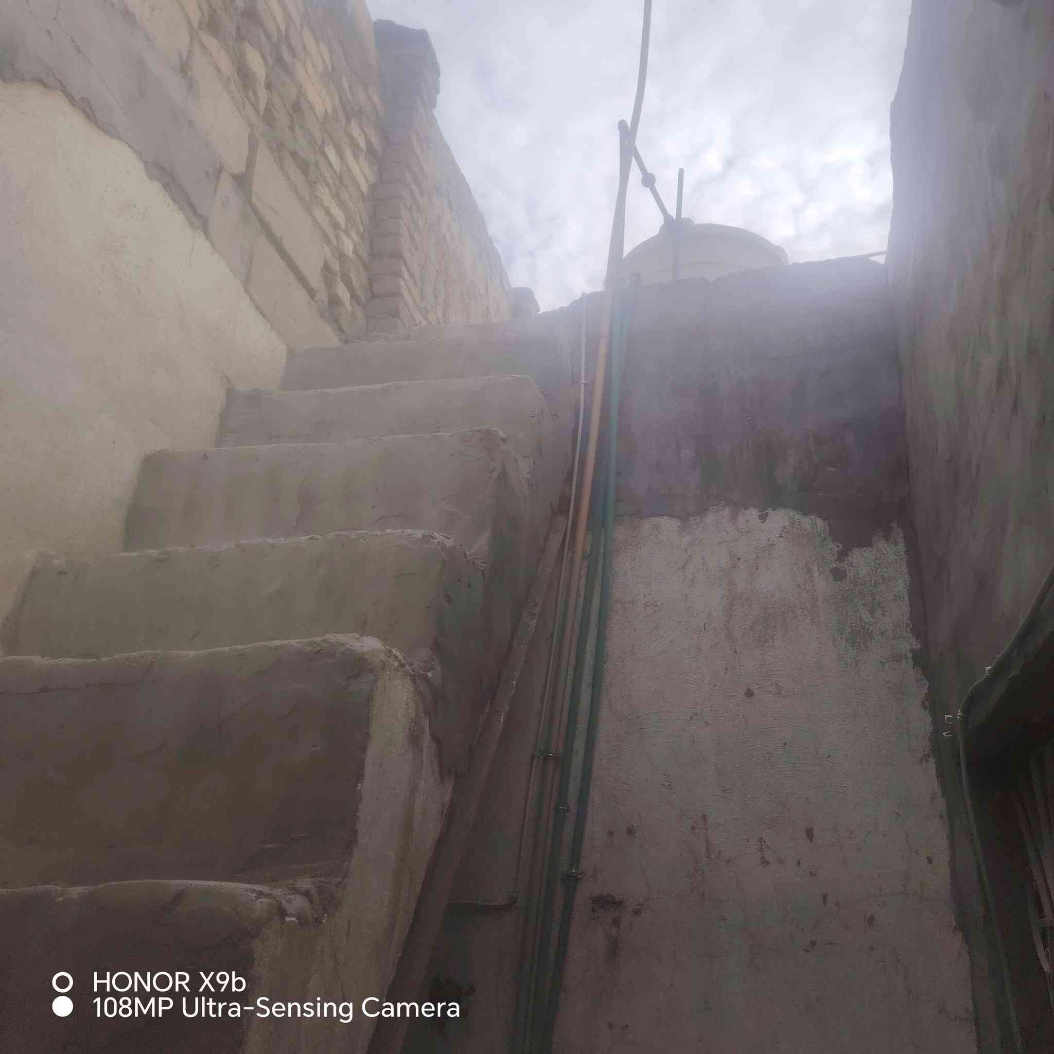 سلام عليكم  بيت 50 متر ايجار غرفة وصاله ومطبخ وصحيات البيت جاهز من كلشي مي وكهرباء ومطور مي  وتانكي  قريب على شارع العام  عنوان شارع المطار الجديد يم اسواق فدك  مكتب الصدرين  ***********
