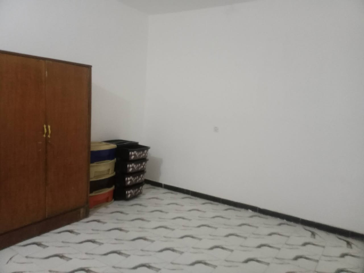 سلام عليكم بيت طابو زراعي سند ٢٥ ١٠٠متر بأبو غرق حي هيثم الجبوري اول شارع وجه على الطابو بيت جديد وجاهز من كلشي بيه غرفت نوم واستقبال ومطبخ وهول وصحيات داخليه وخارجيه مثل ماواضح بل صوره البيت صاله شهر من خلص هستوه طالع منه الخلفه وعلى التبلط مباشرتنا واي استفسار خاص او اتصال هاتفي ***********
