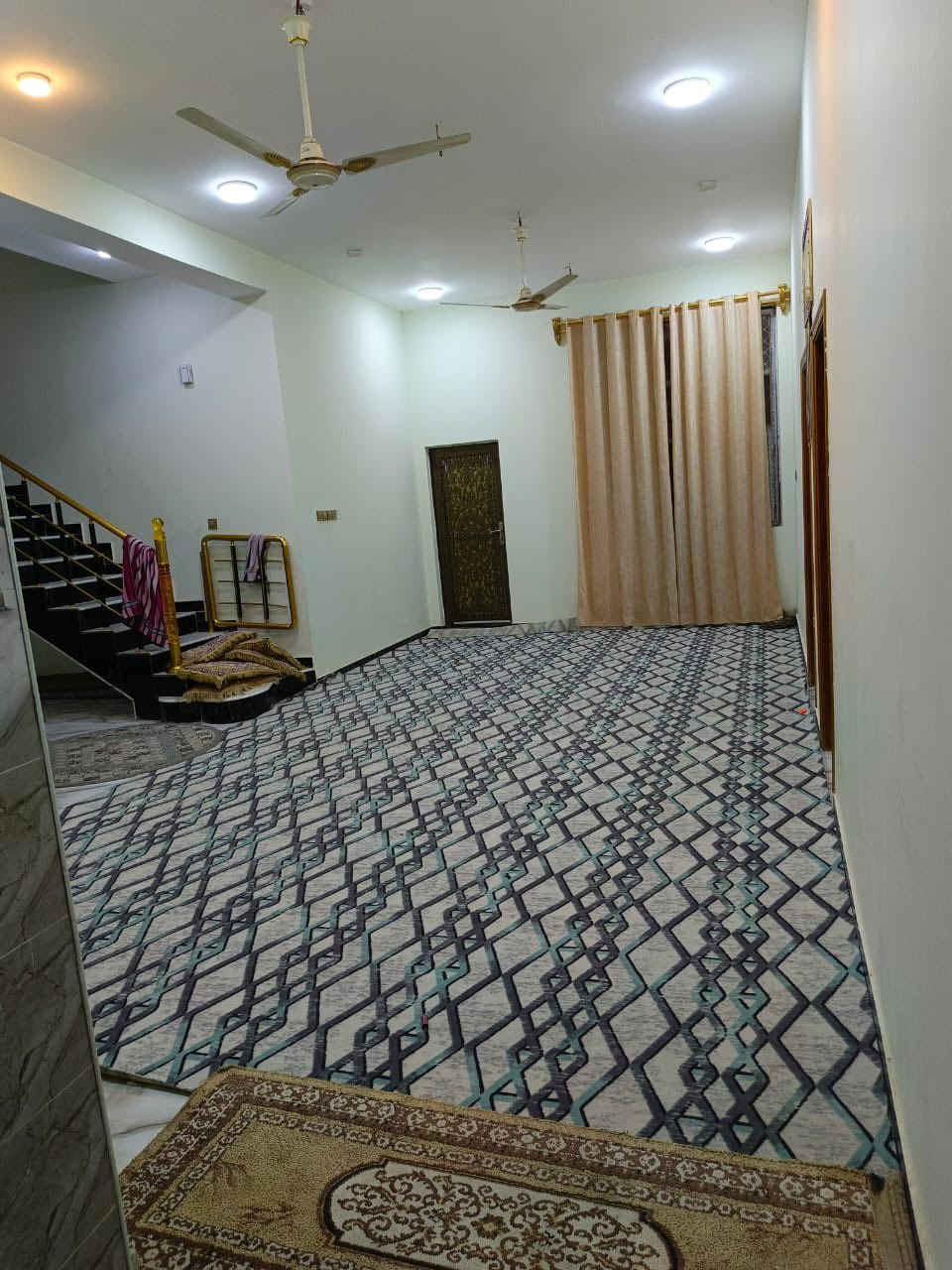 سلام عليكم 
بيت للبيع حي الرياض بالفرع المقابيل المستشفى 
مساحة (250م) بناء جديد طابوق كونكريت 
الطابق الاول (غرفتين وصاله ومطبخ واستقبال وصحيات داخليه وخارجية)
الطابق الثاني (غرفتين فقط) 
للاستفسار/ مراجعة مكتب عقارات الفنار 🏡 
مجاور مستشفى الخضر العام (***********)
