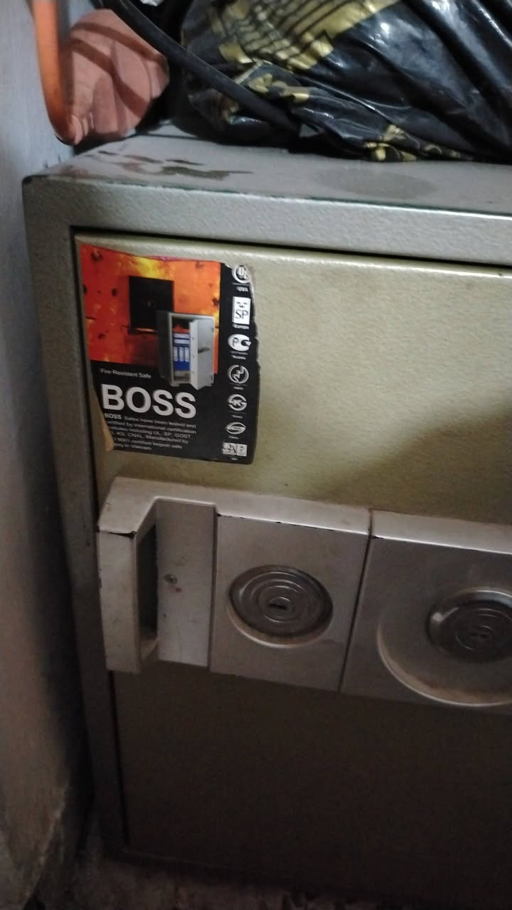 قاصه حديد للبيع البنوك *********** اللهم صلي وسلم على نبينا محمد وعلى آله وصحبه أجمعين السعر ١٧٥ وبيه مجال للشراي
