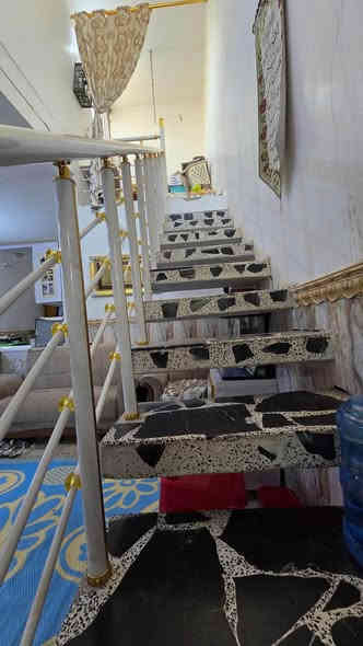 سلام عليكم بيت مساحته 110 متر  ب شارع المطار القديم مقابل مجمع الكوثر الطبي يبعد عن الشارع 40 متر  سقف صب مسلح بناء جناي بلوك اربيل سعره 38 وبيه مجال *********** النجف
