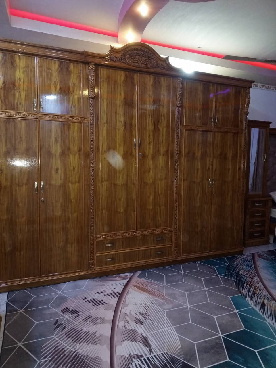 غرفة اخشاب قاطين تسكام جديده استخدام شهرين  هيه والدوشك  السعر 1750000 اويه مجال للاستفسار ***********
