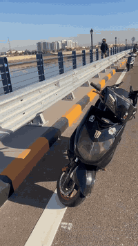 السلام عليكم
سكنكس فحل نوزل ياباني للبيع 
الدراجة كلشي شغال بيها مكينه ٥٥ الدراجة خير من الله شلعة ومعدل صالصنه مال تيماكس صوت وفصلات وشكل الدراجة مفولة امبيثري اشاير لد دبلات رياضي دهن مبدل اليوم الدراجة واضحة كبالك شكد نضيفة
السعر ٧٥٠ قفل لتحاول وياي مو شراي لتعبني فدوة 
مكاني بغداد الدورة 
رقمي واتساب  ***********
