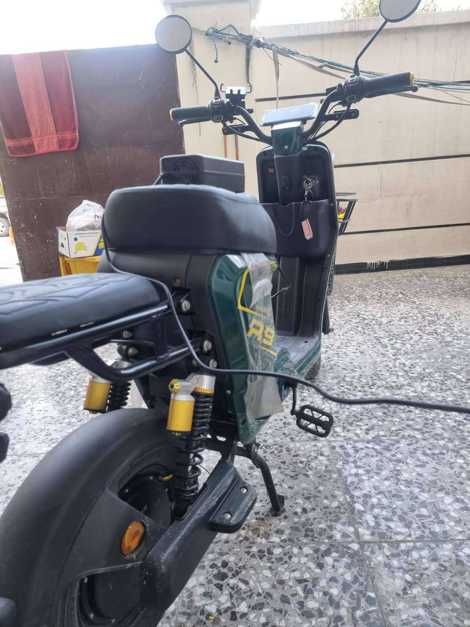 السلام عليكم دراجه شحن R9موديل 2026 ماشيه 200 كيلو اخت زيرو ع وضع الوكاله السعر 500 وبيها مجال العنوان بغداد البياع رقم***********
