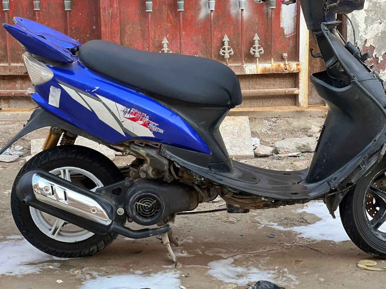 السلام عليكم ورحمة الله 
دراجه عصفوريه سبايزر للبيع كابريتر اصلي 
شغاله سلف وهندر كفرات اصليه حته الترايش اصليه 
كفرات كامله 
السعر 140الف
العنوان الشعب 
***********
