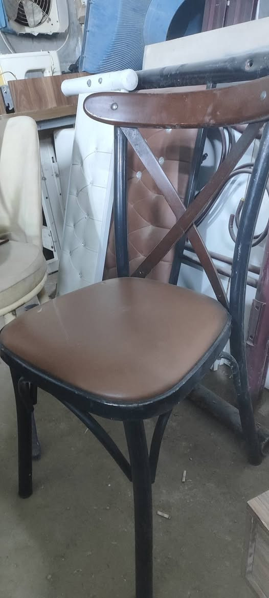 كرسي مكتبي دوار اخو الجديد مع كراسي ثابته حديد كلش نضيفه ....مجمع الحوراء...قرب باب علوة المخضر...***********
