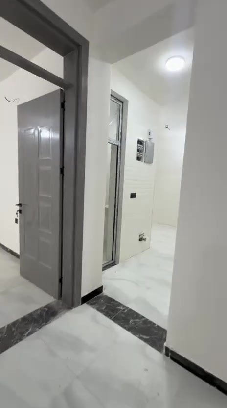 شقه طابق ثالث للايجارمساحته 120 متر  ( مصعد شغال 24 ساعه ) تحتوي على 2 غرف نوم وهول ومطبخ وخدمات الاعظمية قرب مقبره الملك (ايجاره 650 ألف )
للاستفسار/***********
