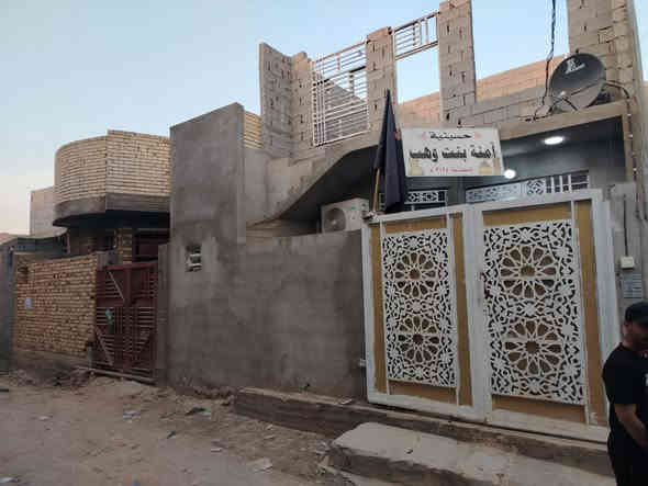 هيكل للبيع مساحة 100 م العنوان 📍 كربلاء حي الإمامين عمود 12 طريق بغداد سايد دخول يصلح سكن او حسينية الاستفسار السعري 58 وبي مجال 
***********
