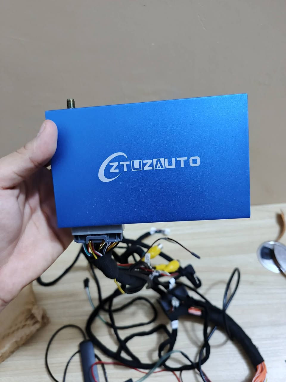 كار بلي
هذا المنتج هو ZTUZAUTO Carplay/Android Auto Assembly Kit، وهو جهاز يسمح بتوصيل الهاتف الذكي لاسلكيًا بشاشة السيارة الأصلية.
التكنولوجيا: يدعم الاتصال اللاسلكي لنظامي Apple CarPlay و Android Auto. 
المميزات: يتيح عرض شاشة الهاتف على شاشة السيارة ودعم الكاميرات الخلفية.


**إذا كنت صاحب هذا الإعلان وتريد حذفه لأي سبب، رجاءا أرسل رسالة إلى الدعم الفني**