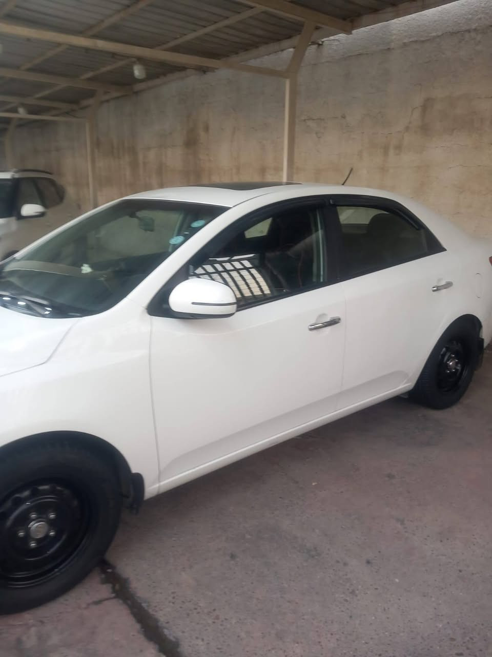 للبيع سيراتو 13 بصمه وسلايت مكانها بغداد سعر 100$وبيها مجال سياره كاملة صدر وتخم تاير جديد ومشط جديد للاستفسار ***********
