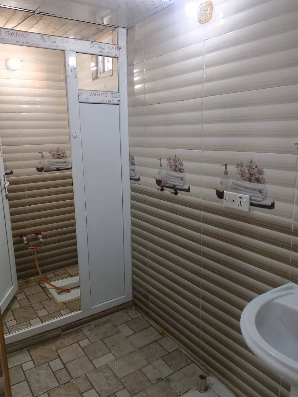 السلام عليكم 
مشتمل طابق ثاني لايجار ٢٠٠ متر
غرفتين نوم +مطبخ + هول + صحيات + سطح 

الايجار / 200 الف والماء والكهرباء علئ ابو بيت 

العنوان / حي العسكري قرب صيدلية طيبة 
لاستفسار /***********
