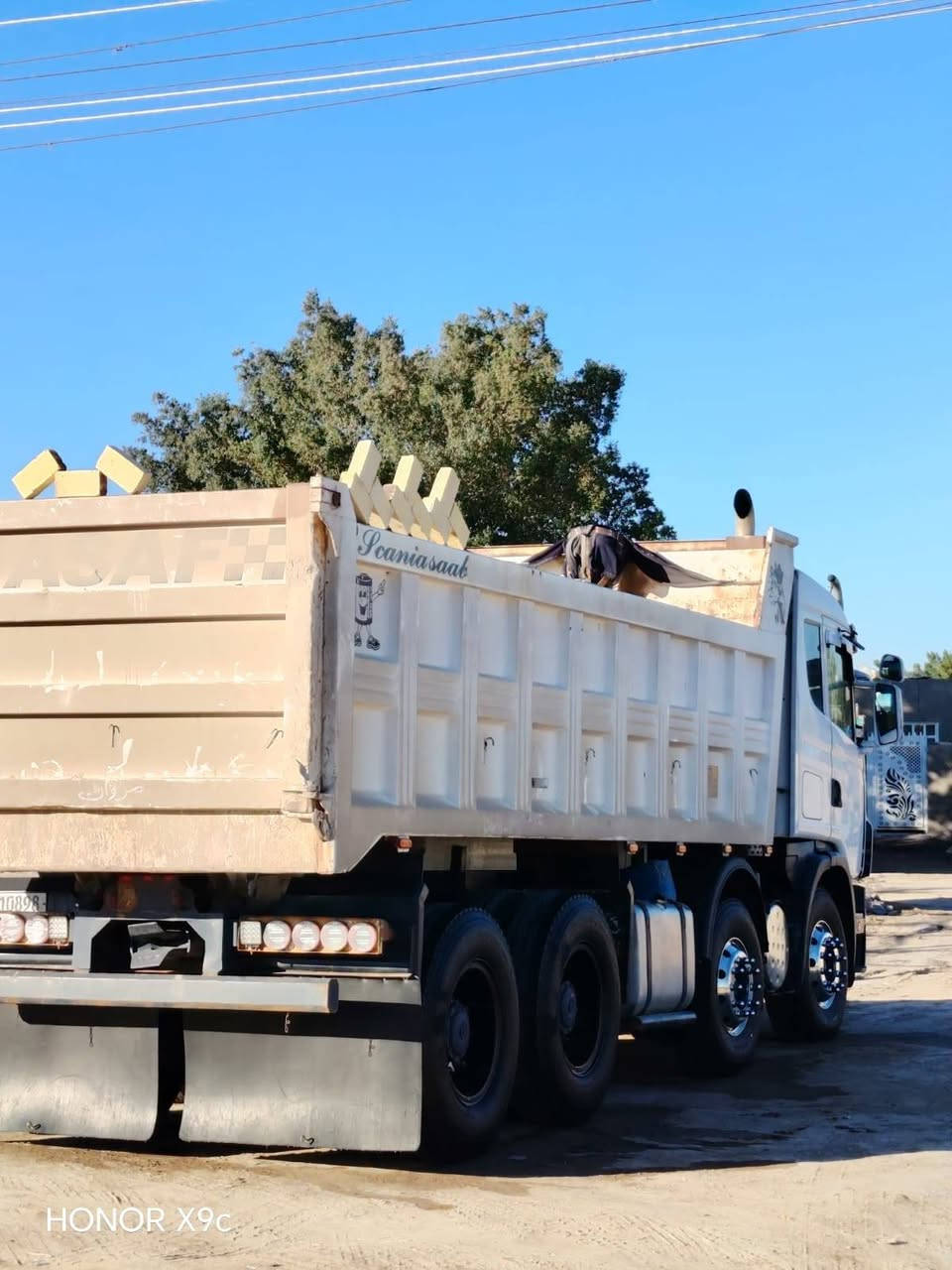 للبيع سكانيا بومه موديل 2000 مكينه 6 بم ونوزل شاصي مكفول مجموعه مان نص تخم تاير رقم بابل بسمي سياره جاهزه للشغل ***********
