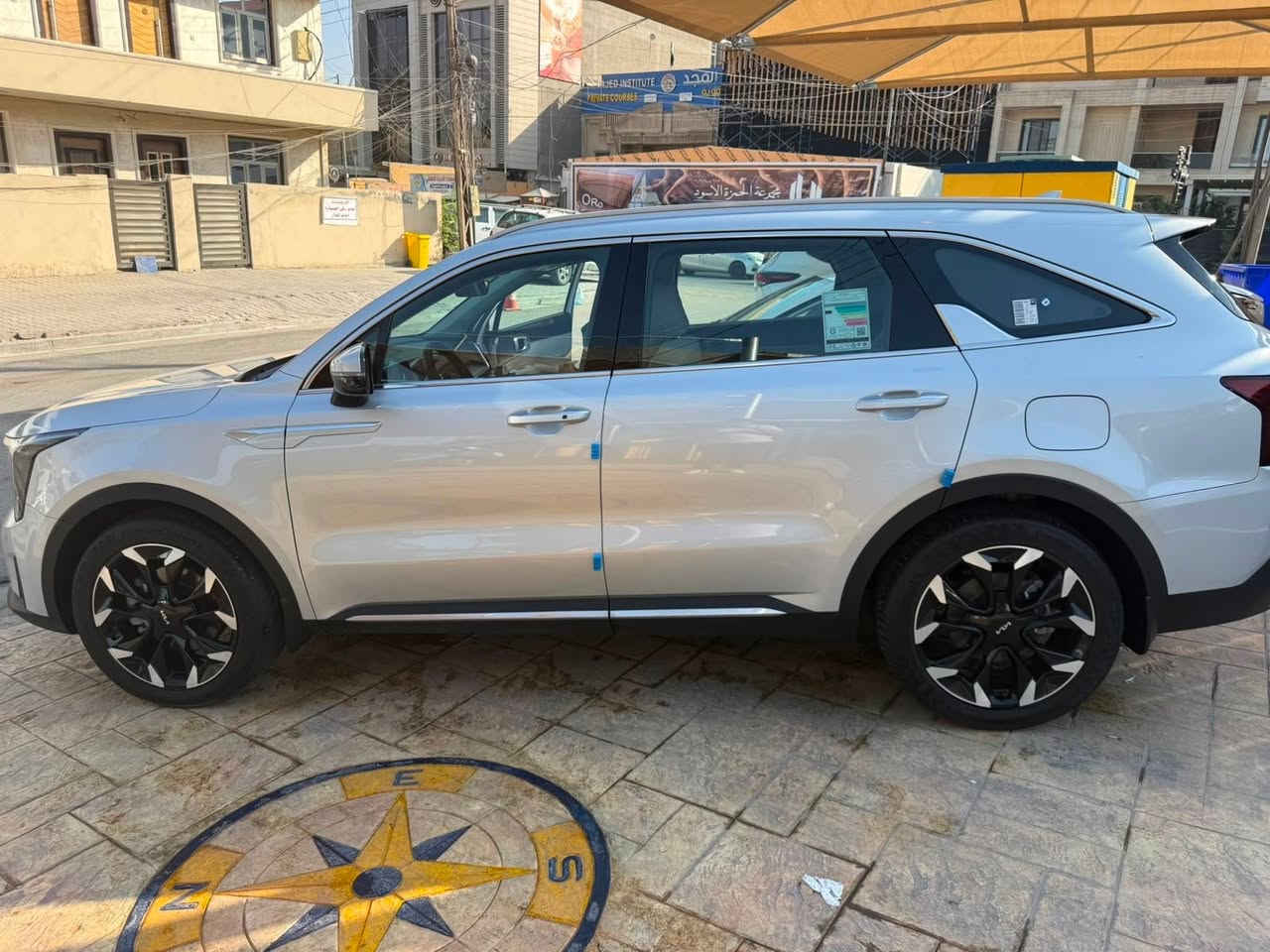 للبيع سيارة Kia Sorento موديل 2025 بحالة ممتازة جدًا، فرصة للباحثين عن النظافة والرفاهية.

* وارد خليجي (وكالة شركة الدولي⁠￼)
* اللون: سلفر أنيق
* محرك بنزين
* ناقل حركة أوتوماتيك
* الممشى: 27,000 كم فقط
* لوحة: العراق / بغداد

المواصفات:
✔️ داتاشو
✔️ سقف بانوراما
✔️ ويل قياس 20
✔️ فل مواصفات ماعدا المقاعد (مخمل)

السيارة مكفولة، نظيفة جدًا، استعمال شخصي ومعتنى بيها بعناية عالية، جاهزة للفحص بأي مكان.

💰 السعر المطلوب: 52,000,000 د.ع
السعر قابل للتفاوض للجادين فقط

📞 للاستفسار والاتصال: ***********
