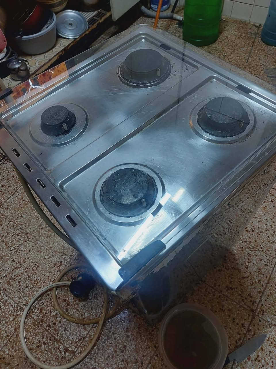 طباخ اربع عيون نظيف وشغال ع فحص
بس يرادله جلاد السعر ٦٠ 
عنوان مجمع العامرية حي الشهيد
رقم الهاتف لشراي ***********
