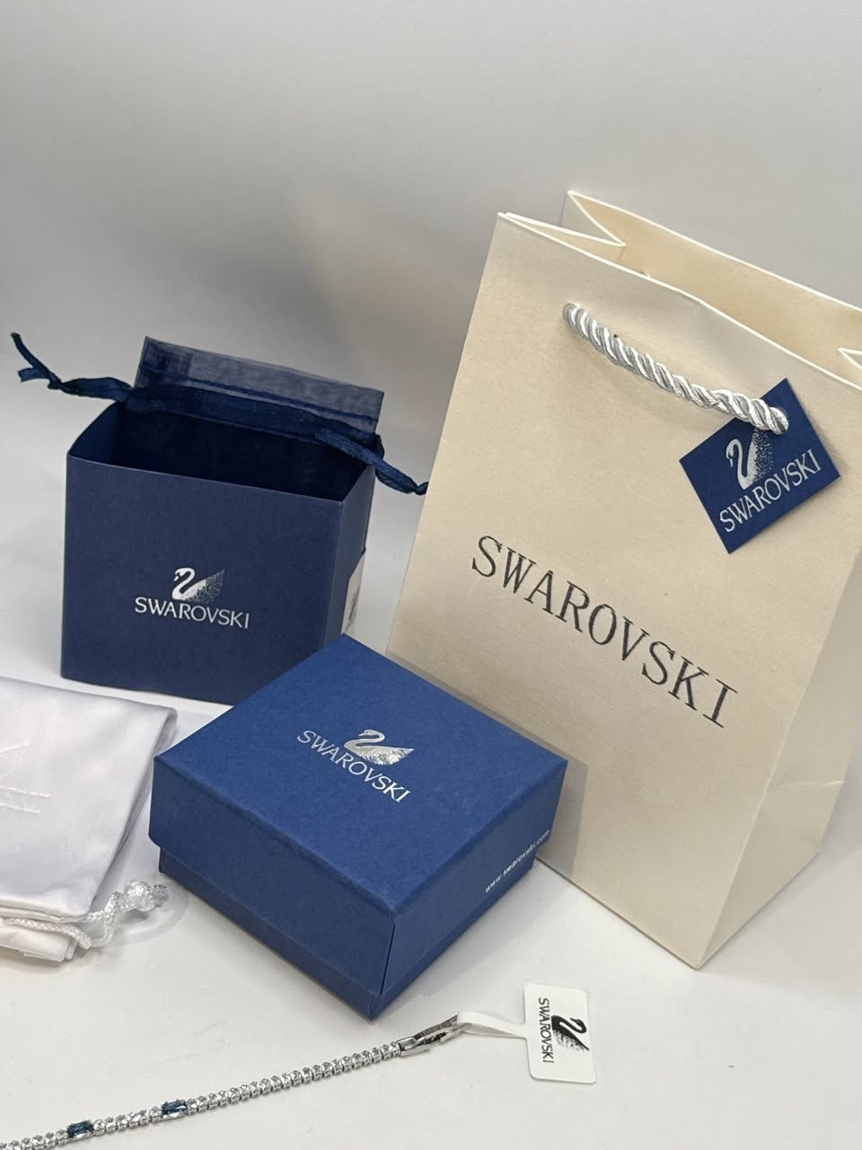 سوار تنس رفيع ماركة swarovski  مع الملحقات
يوجد توصيل كافة محافظات العراق


**إذا كنت صاحب هذا الإعلان وتريد حذفه لأي سبب، رجاءا أرسل رسالة إلى الدعم الفني**