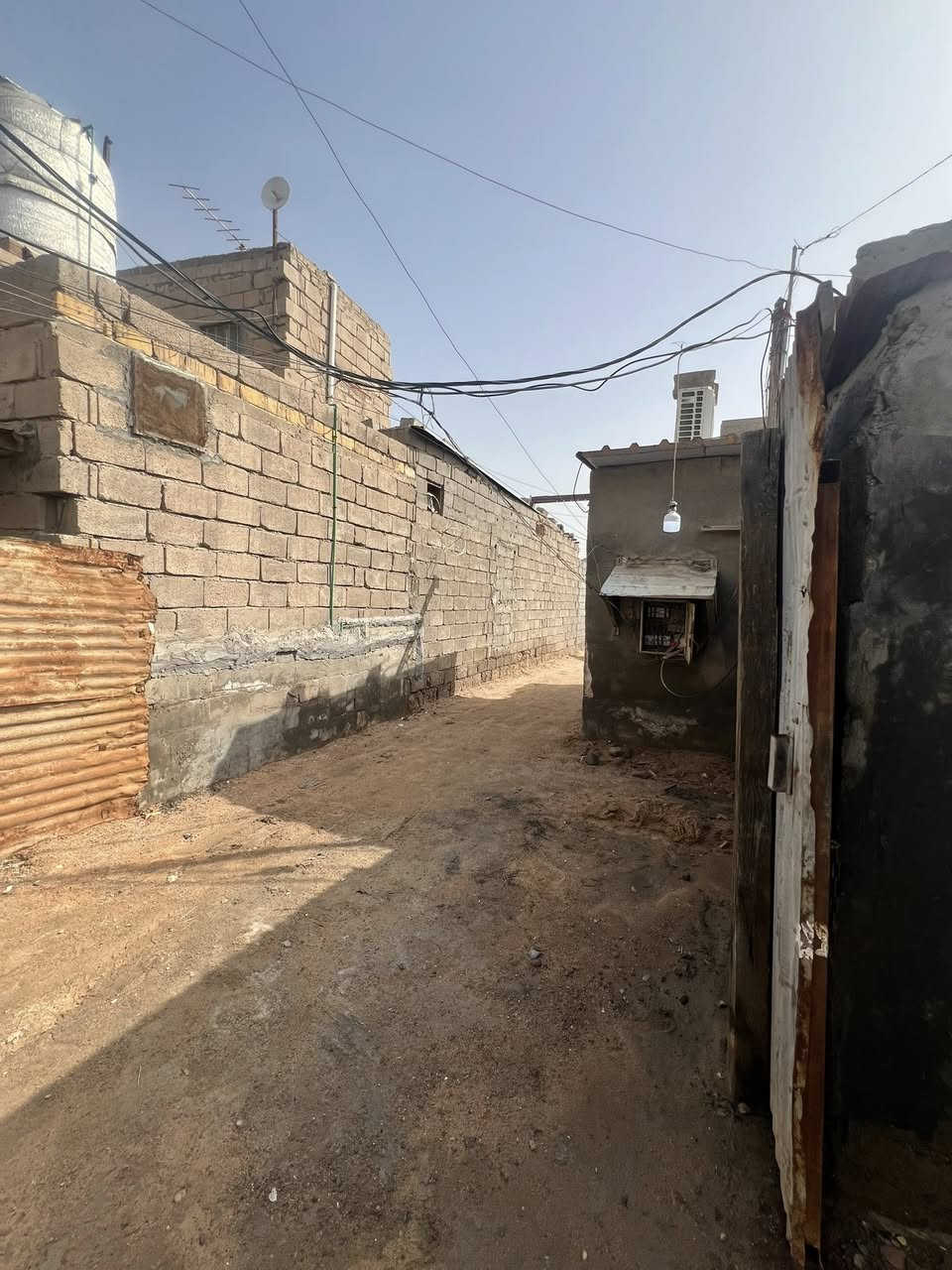 بيت للبيع في ابي الخصيب العوجه الوسطي قرب مستوصف الصديقه الدار وقف شيعي يحتوي على ثلاث غرف نوم وصاله ومطبخ  واستقبال وحمام داخلي وخارجي  المساحه ٣٠٠م النزال ٢٠ والعرض ١٥    الموقع خدمي      السعر 50 وبي مجال قليل.                 الاتصال ***********
