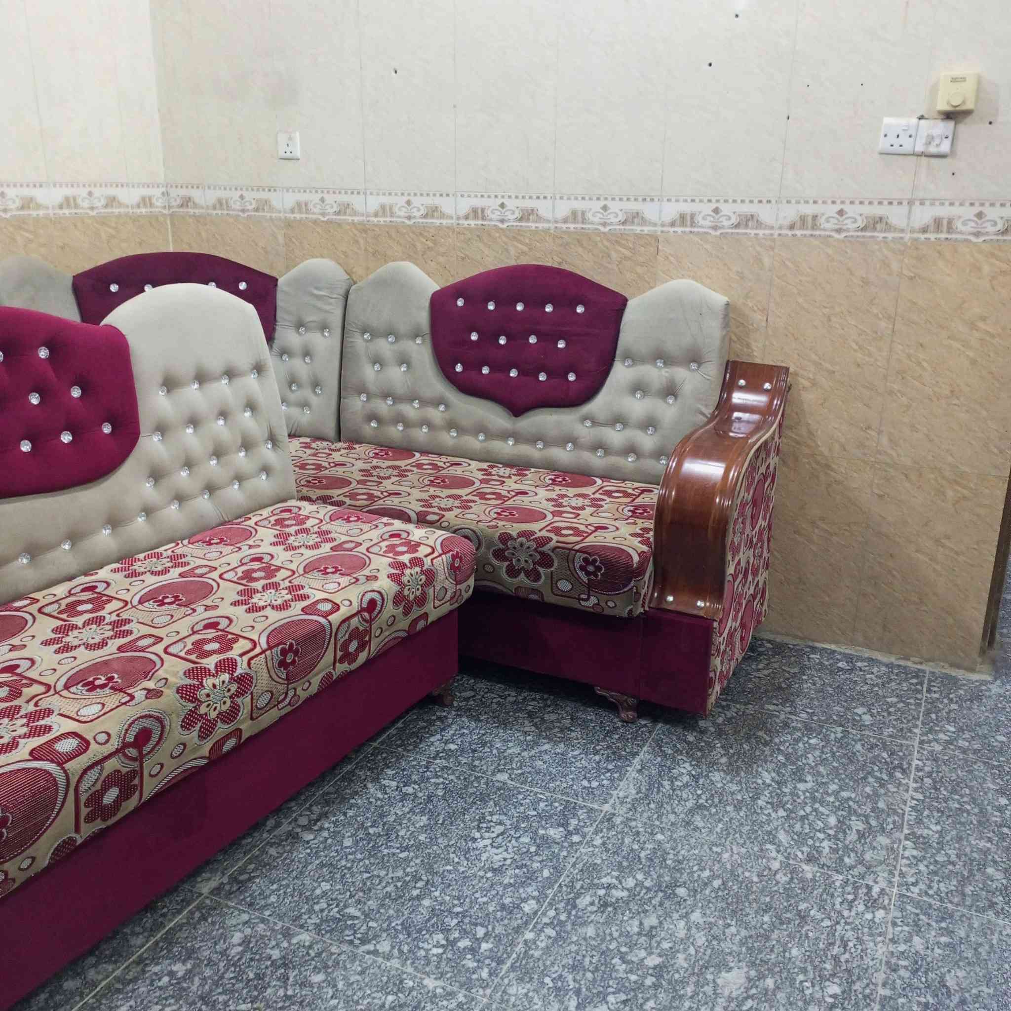 ديوان مستعمل تزكام اخو الجديد ٢٠ مقعد بابل الحمزه الغربي حي الدولار قرب عماره دكتور ناجي أتصال ***********
