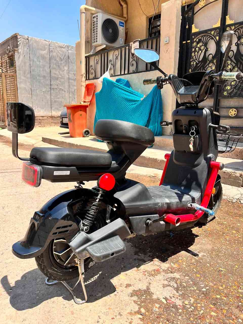 بايسكل شحن ⚡️✅
للبيع كامل اي نقص مابي لايت لد اشاير 
حساسات بريك 
3 سرعات حقيقيه 60km
اربع بطاريات بحاله المصنع 
السعر 300⚡️👌🏽
مكاني الدوره📌
☎️***********
