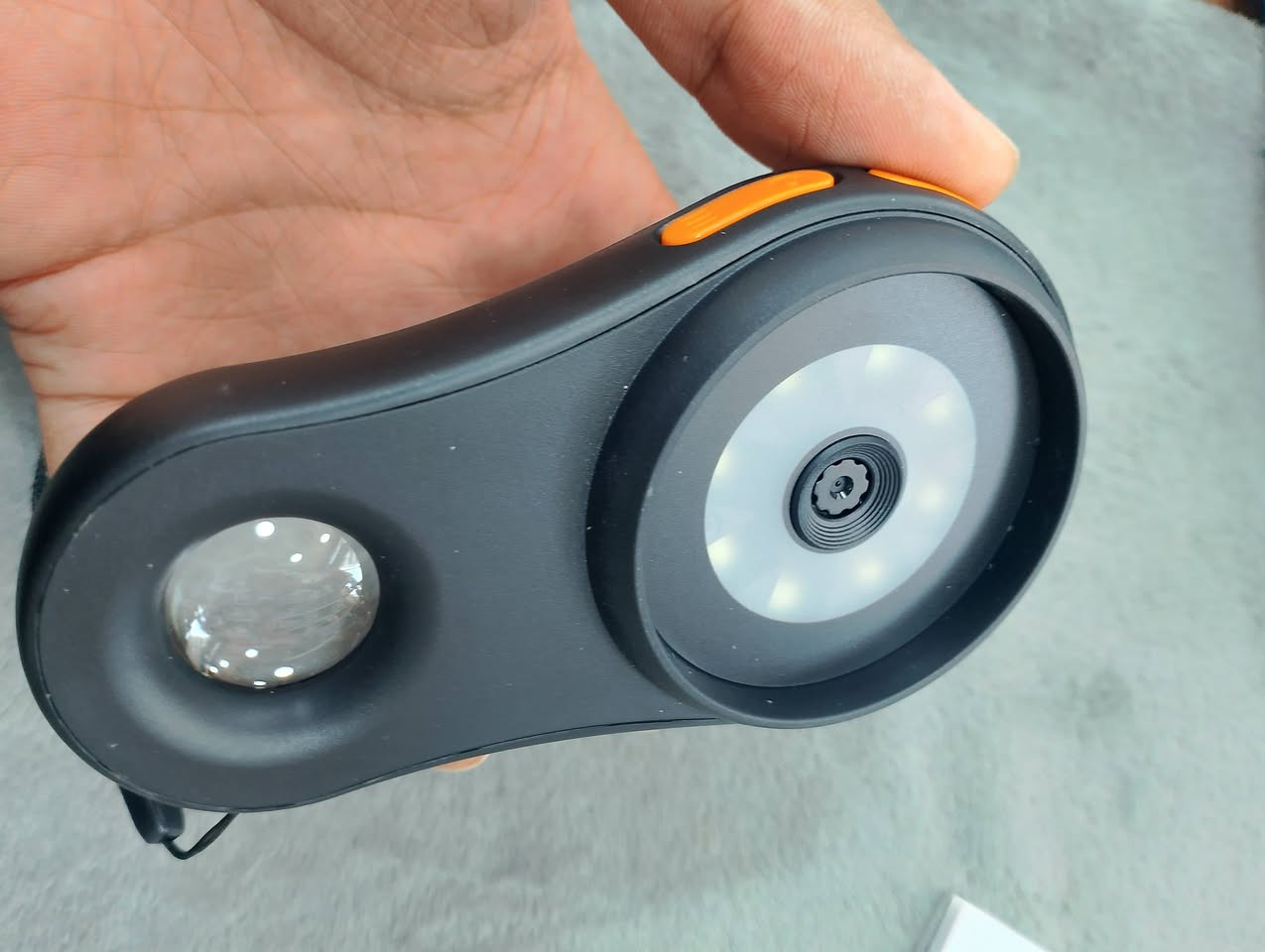 Digital microscope 
قوة التكبير: يصل تكبير الجهاز إلى 500x.
الشاشة والوضوح: مزود بشاشة ملونة من نوع IPS مقاس 2 بوصة بدقة وضوح تصل إلى 1080P وكاميرا بدقة 2 ميجابكسل.
الإضاءة: يحتوي على 8 مصابيح LED مدمجة قابلة للتعديل لتوفير إضاءة كافية أثناء الفحص.
التوافق: يمكن توصيله بالكمبيوتر (Windows أو Mac) عبر كابل Type-C لالتقاط الصور وتسجيل الفيديو. 
منفذ رام
بسعر 20 ألف 
يوجد توصيل لجميع المحافضات 🛵 
***********
