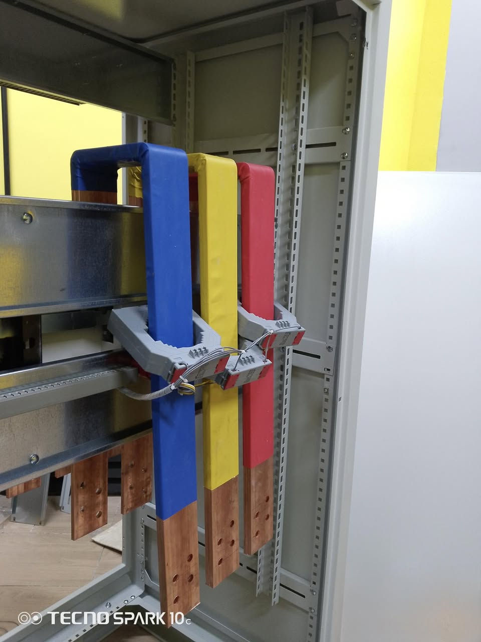 هندسة متقدمة | اعتمادية قصوى | تحكم ذكي بالطاقة

نفخر بتصنيع لوحات كهربائية عالية الاعتمادية ، مصممة وفق أعلى المعايير الهندسية لتلبية متطلبات التطبيقات الحرجة حيث يجتمع في أعمالنا التصميم الهندسي المدروس مع التنفيذ الدقيق لضمان أداء مستقر ، تشغيل آمن ، و استمرارية الطاقة في أصعب بيئات العمل.

⚡ ابرز المواصفات الهندسية للوحة :
❶ لوحة قياس و توزيع رئيسية بأبعاد 180×100×80 سم ضمن هيكل ميكانو صناعي متين (Mechanical Enclosure) ، يوفر صلابة تشغيلية مثالية و سهولة صيانة مع عزل فعال و تهوية محسوبة.
❷ قاطع تحويل رئيسي رباعي الأقطاب بسعة 2500 أمبير (جنج اوفر -Changeover Switch) يوفر انتقالاً آمناً وموثوقاً بين الشبكة الوطنية (Utility Source) والمولد الاحتياطي (Generator Source) مع الحفاظ على استقرار الأحمال ومنع أي انقطاع غير محسوب.
❸ منظومة تحويل وطني / مولد (Utility/Generator Transfer System) مُصممة لضمان الاستمرارية الكهربائية و حماية الأحمال الحساسة في حالات انقطاع أو عدم استقرار مصدر التغذية.
❹ نظام قضبان توزيع مزدوجة بسعة 1600 أمبير (Double Busbar System - بازبار مزدوج) يضمن توزيعاً متوازناً للتيار و يقلل الفقد الحراري و يرفع قدرة المنظومة على تحمل تيار الحمل الزائد بما يعزز كفاءة و آمان النظام.
❺ دائرة تحكم ذكية وفق برمجة متقدمة تتيح إعادة السلكتر (Selector Switch) إلى الوضع الصفري (Zero Position) عند الضغط على زر الايقاف الطارئ (Emergency Stop) كإجراء أمان فوري يضمن أعلى مستويات السلامة التشغيلية.
❻ وحدة قياس مدمجة (Integrated Multimeter) لقياس الجهد الكهربائي (Voltage) و التيار المستهلك (Current Consumption) بشكل مباشر ودقيق يتيح مراقبة الأداء واتخاذ قرارات تشغيلية مبنية على بيانات فعلية.

⚡ أهمية هذا النوع من اللوحات :
* حماية متقدمة للأحمال من التيار الزائد (Overload Current) والهبوط المفاجئ للجهد (Voltage Drop)
* استمرارية تشغيل قصوى للأحمال الحرجة
* تحكم ذكي و آمن بمصادر التغذية
* عمر تشغيلي أطول للمعدات المرتبطة
* كفاءة توزيع طاقة أعلى ضمن لوحات التوزيع الرئيسية (Main Distribution Board – MDB)

⚡ مجالات الاستخدام :
* المنشآت الصناعية الثقيلة
* المستشفيات و المراكز الصحية
* المجمعات التجارية و المولات 
* المجمعات السكنية و الفنادق
* مراكز البيانات (Data Centers)
* محطات الضخ

في #عصر_الأتمتة ، نعمل برسالة هندسية ، لا بغاية ربحية..

⚡ نفتخر بتقديم حلولاً مبتكرة في تصميم و تصنيع اللوحات الكهربائية للمشاريع السكنية و الصناعية ، مع ضمان جودة يؤكد التزامنا الصارم بالمواصفات الأوروبية في كل تفصيلة ، حيث أن جميع لوحاتنا مطابقة لمعايير IEC 61439 و IEC 60947 و معتمدة بعلامة CE الأوروبية ، لضمان أعلى مستويات السلامة و الاعتمادية ، كما نُؤكد علىٰ عدم تعاملنا بالمواد الغير اصلية (المقلدة) حتى لو كان ذلك بطلب من العميل نفسه !
⚡ خدماتنا تشمل :
• دعم فني حقيقي مقدم من فريق مُهندسين عالي المهارة.
• توصيل مباشر الى الموقع مع تركيب احترافي.
• صيانة موقعية موثوقة.
• توفير قطع غيار اصلية.

قسم التصميم (اتصال + واتساب) : ‭0787 980 1800‬
الدعم الفني :
eng.hussein_qasim_kadhim@yahoo.com
الادارة : automation.era@yahoo.com
العنوان : بغداد / الشورجة / عكد النصارى / قرب مطعم العمار

#اعتمادية_عالية 
#تحكم_ذكي_بالطاقة 
#استمرارية_تشغيل_آمن 
#AdvancedElectricalPanels 
#SmartPowerControl 
#ReliableEnergySolutions 
#ContinuousPowerSafety 
#HighPerformanceDistribution
