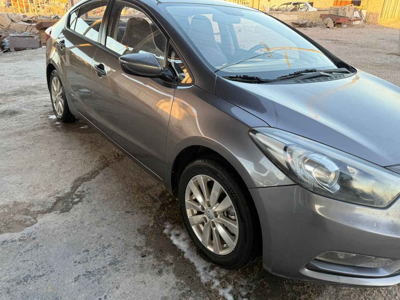 سلام عليكم للبيع كيا سيراتو موديل 2016 السياره مكفوله كفاله عامه  حته من البارد السياره جديده واستخدام شخصي رقم بغداد حداديه وتخم تاير وتبريد سياره مكينه وكير شرط مداور ثاني يوم مكاني السماوه المركز السعر 125 وبيها مجال ***********
