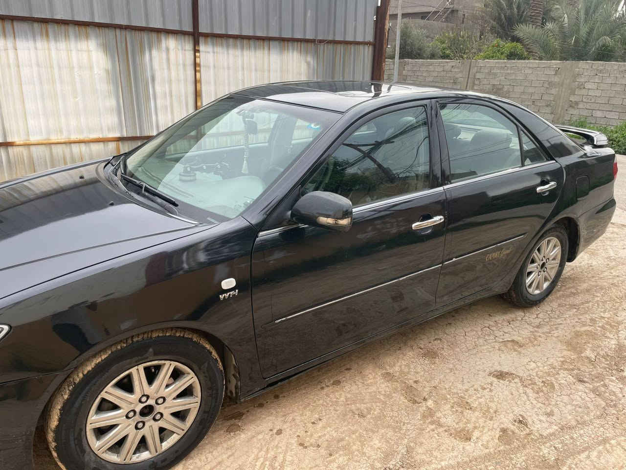 السلام عليكم كامري موديل 2006 خليجيه مصبوغه عام صبغ درجة اولى بدون ضربه بسبب الجراد وعندي تصوير قبل الصبغ هزه وارقام جدد محرك6سلندر وكير كارتون تبريد ثلاجة كهربائيات كامله تخم تاير  داخل جلد بيجي كشنات كهرباء جهتين
 فتحه بالسقف مرايات شفط سيارة مابيها نقص مكانها بغداد الگريعات سعرها93 وبيها مجال تحويل مباشر للاتصال***********
