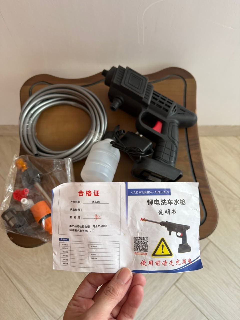 سعره ٥٠
المنتج الموضح في الصورة هو مسدس غسيل سيارات يعمل ببطارية ليثيوم (lithium battery car wash water gun). 
الوصف: هو جهاز محمول لغسيل السيارات، يشتمل على مسدس رش وشهادة جودة ودليل تعليمات. يُنصح بشحنه بالكامل قبل الاستخدام.


**إذا كنت صاحب هذا الإعلان وتريد حذفه لأي سبب، رجاءا أرسل رسالة إلى الدعم الفني**