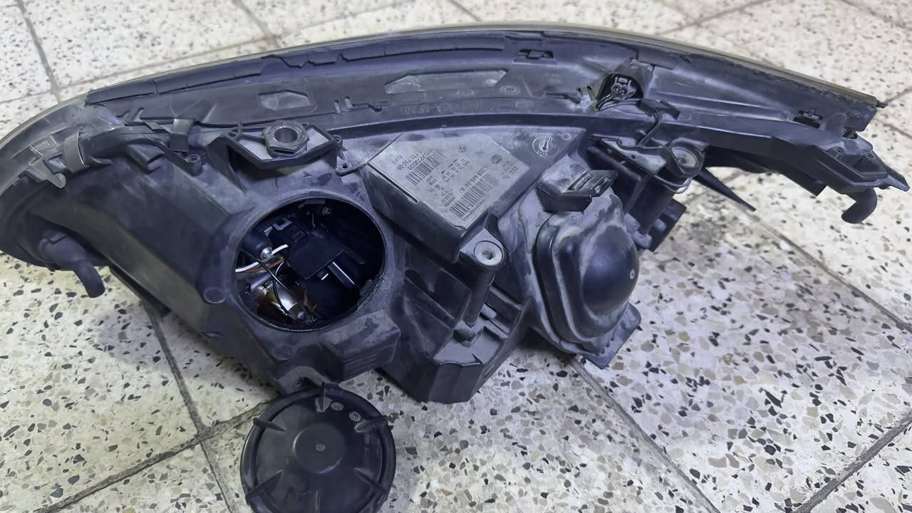 لايت ميماتي هالوجين اصفر 
تك يمنى فقط شغال كامل خالي من كسر او عيب  ***********
