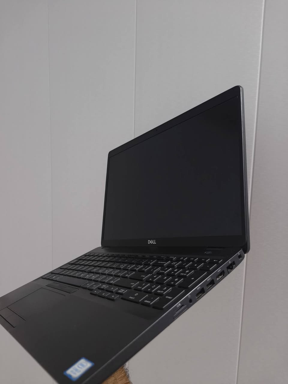 پروسیسه ر Intel® Core i7-8665 :(CPU
رام (16GB DDR4 :(RAM

هارد SSD 256GB :(Storage

کارتی گرافیک (Graphics):

Intel® UHD Graphics 620

AMD Radeon™ 540X Series (2GB Dedicated

Memory)

بو کاری روژانه و خویندن و گه مینگ و دیزاین زور گونجاوه لا پتو په که ۱۰۰ خاوینه زور که م به کارهاتووه ژ موبایل :*********** وه تسئه پ: *********** شه حنی بیلادی خوی له گه له 15.6 full HD

