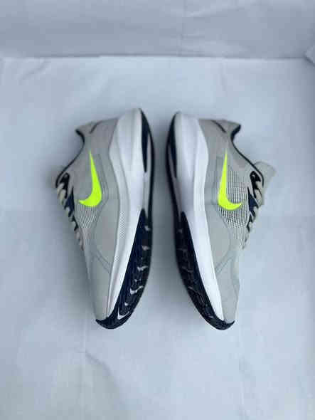 السلام عليكم نايك زووم باله اصليه غير مستعمل باركود شغال صناعه فيتنامي، قياس ٤٤ (٢٨سم)، حذاء وزنه جدا خفيف استعمال يومي او جري 🏃‍♂️ 
قطعه واحده فقط، السعر 35 الف دينار قفل  توصيل موجود، للتواصل خاص او واتساب ***********
