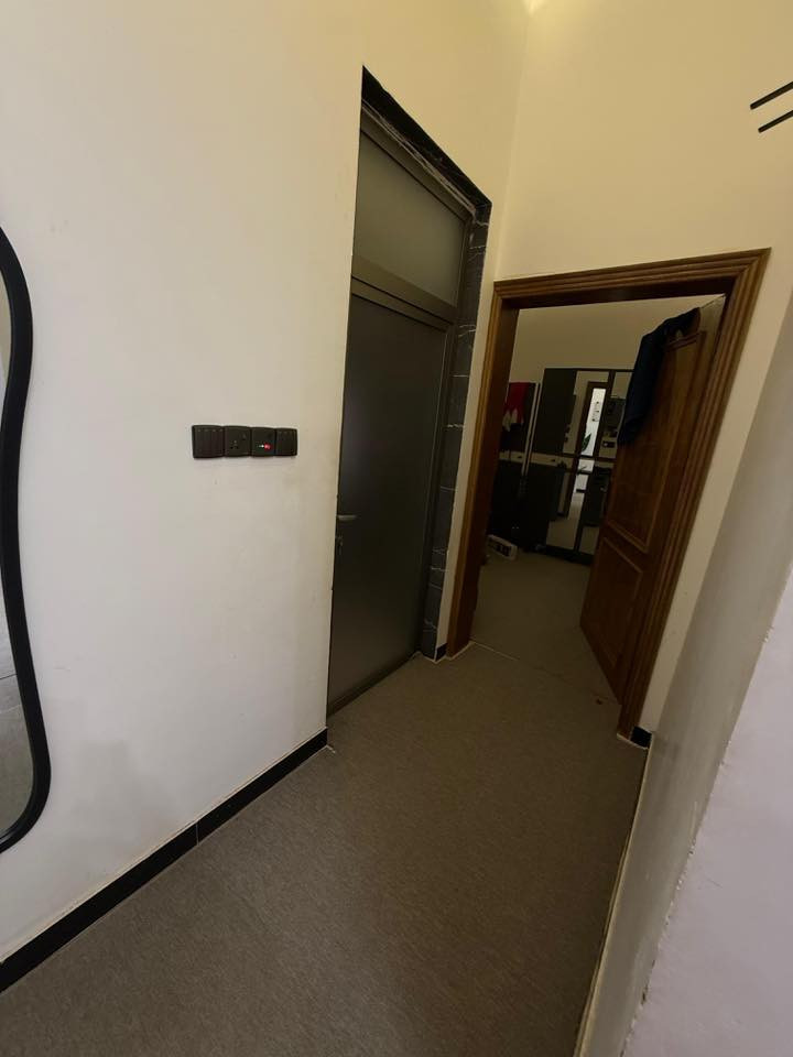 ١٠٠م طابق واحد بناء حديث مربع
حجي حسن الثانيه الاربع سايدات 
قريب على اسواق الحجي بلفرع 
سعره ٧٦ قفل قفل البناء رباط ومتعوب علي شغل حلو
للاستفسار الاتصال على الرقم ***********
