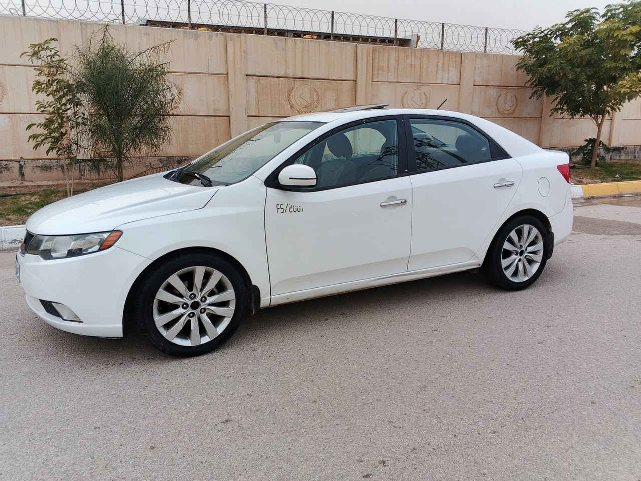 السلام عليكم سياره للبيع نوع سيراتو خليجيه موديل 2013 فول مواصفات واحد عله واحد. بصمه فتحه شاير بلمري مري شفط حساسات خلفيه كير شفتات محرك 1600دوش المرغوب  بصمة ابواب  خمسه ويل كاب تدفئه وتبريد محرك جديد كير جديد حداديه جديده تخم تاير جديد سنويه لل27 بأسم كردي تريد تحويل  تريد وكاله رقم سليمانيه سياره بيها قطعتين صبغ بدون دواخل السياره عله وضع الشركه السعر المطلوب 95 وبيها مجال للطيبين العنوان كربلاء رقم التلفون  ***********
